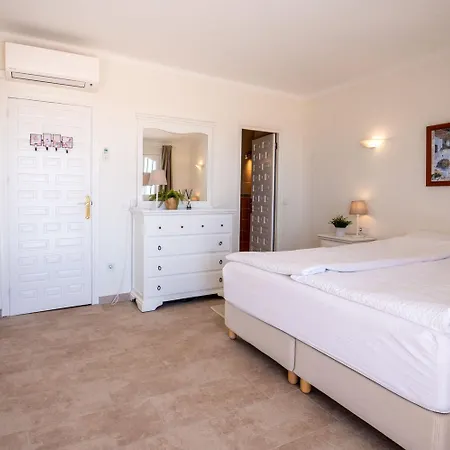 Lovely Townhouse, Several Terraces, Garden, Pool Feriehus