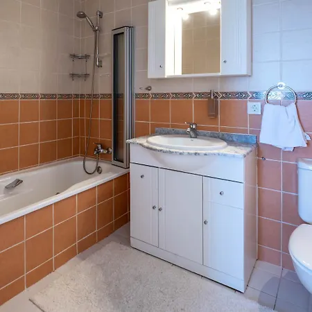 בית נופש Lovely Townhouse, Several Terraces, Garden, Pool