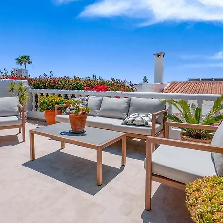 Vakantiehuis Lovely Townhouse, Several Terraces, Garden, Pool *