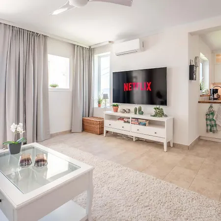 בית נופש Lovely Townhouse, Several Terraces, Garden, Pool