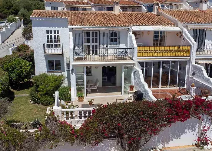 Lovely Townhouse, Several Terraces, Garden, Pool Дом отдыха *